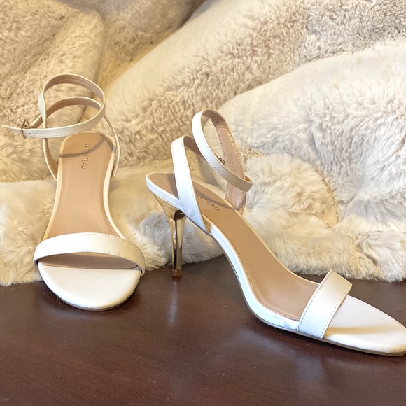 NWT - Never worn, white sandals with gold heels. SZ 10 - Picture 5 of 6
